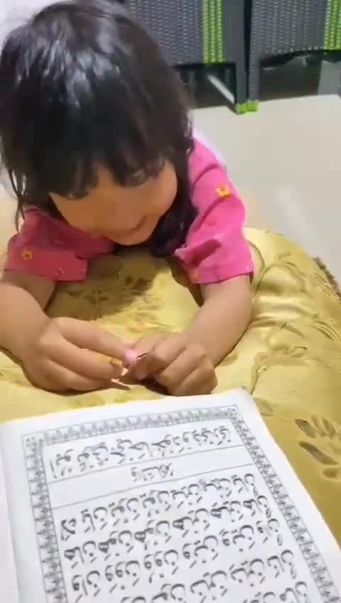 Jangan tanya kenapa ga pake krudung anaknya. 
bujuk untuk ngaji aja kudu sabar