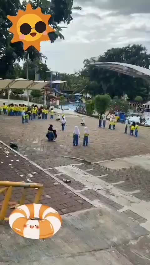 Menemani anak kelas berenang dulu