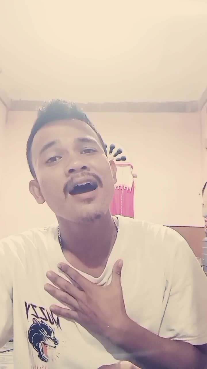 perkenalkan nama: hardy mansah putra asal: lingga, provensi, kepulauan riau umur: 20 tahun judul jagu: (AKU DILAHIRKAN UNTUK SIAPA)