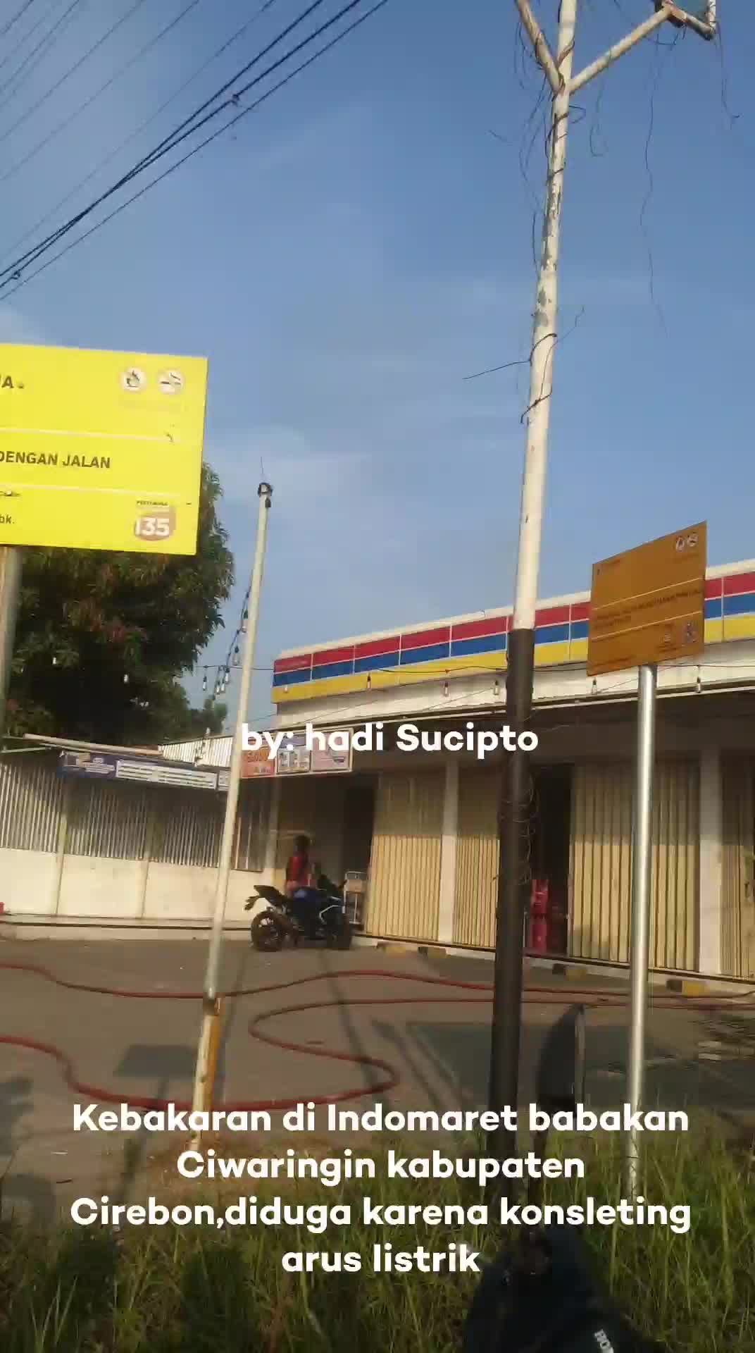 Kebakaran di Indomaret babakan Ciwaringin kabupaten Cirebon diduga karena konsleting arus listrik.. kejadian hari Minggu 27 Juli 2205 pukul 