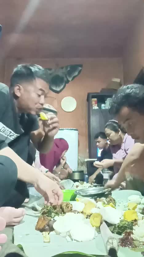 makan bersama bareng keluarga besar ?

 #short  #HOTrctiplus  #RCTIPlus  #fyp 