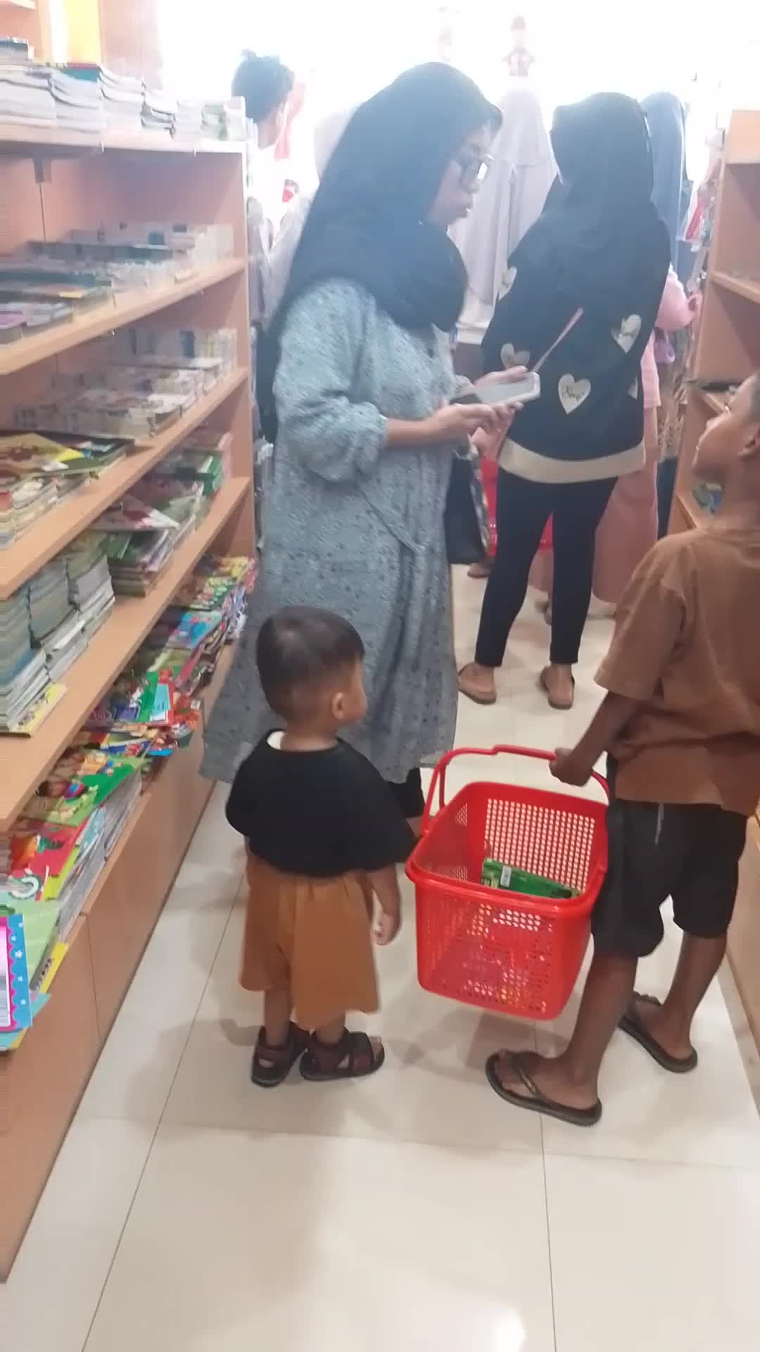 Gangguin abang nya mulu y de..
😂😂
#fypシ 
#funnyvideo 
#videolucu 