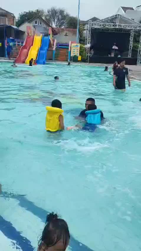 Berenang dihari liburnya kakak n ayah 