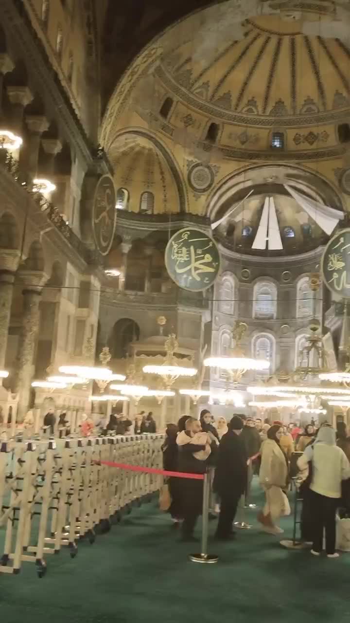 ini dia Masjid Hagia Sophia, Turki
tempat yang penuh dengan sejarah, pernah jadi gereja, museum dan juga masjid.
tak heran di masjid ini mas