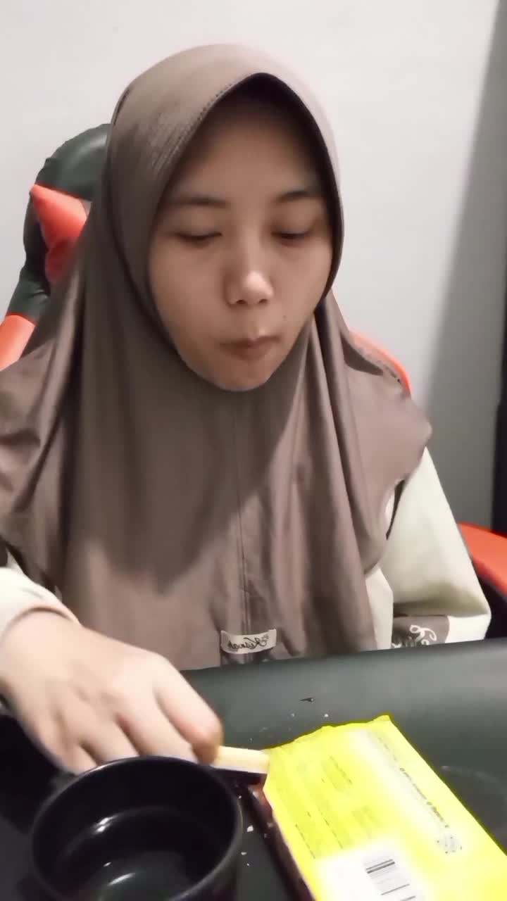 gabut sambil ngemil
kalian suka ngemil apa? yuk komen