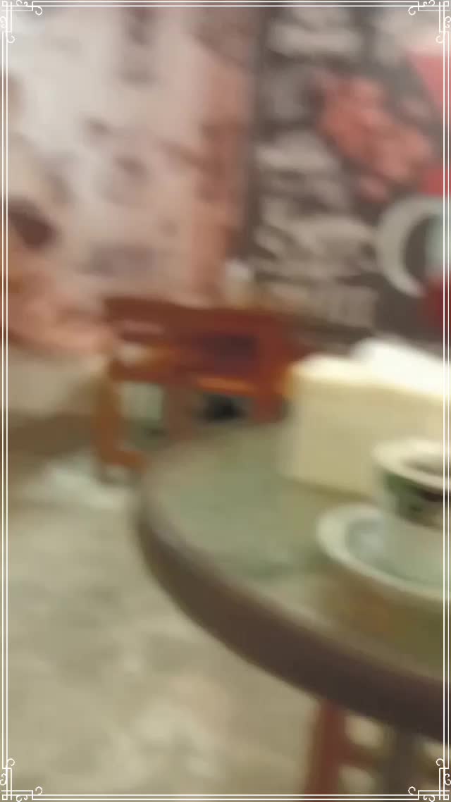 di kafe-kafe ngopi di jalan kemani