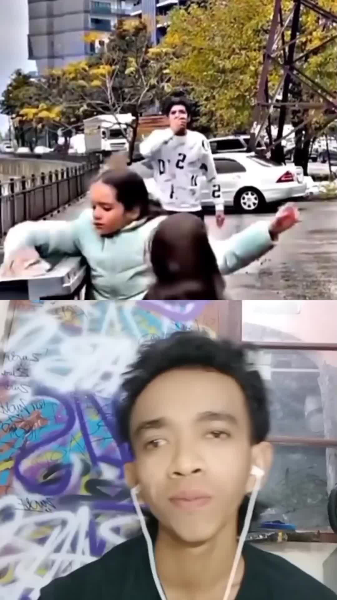 respect banget🥺 anak itu memberikan jaket yang dia pakai.karna melihat anak Laen mengambil jaket bekas yang dia buang✨ #respect #reactiont #