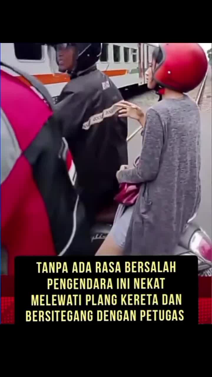 pengendara motor nekat melintasi rel kereta api
 #RCTIPlus 
 #HOTrctiplus 
 #icrcti 
 #RCTIoke 
 #rctiviral 