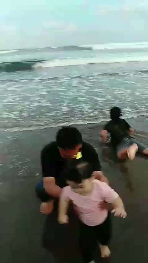 kumpul bareng keluarga besar di pantai Pangandaran