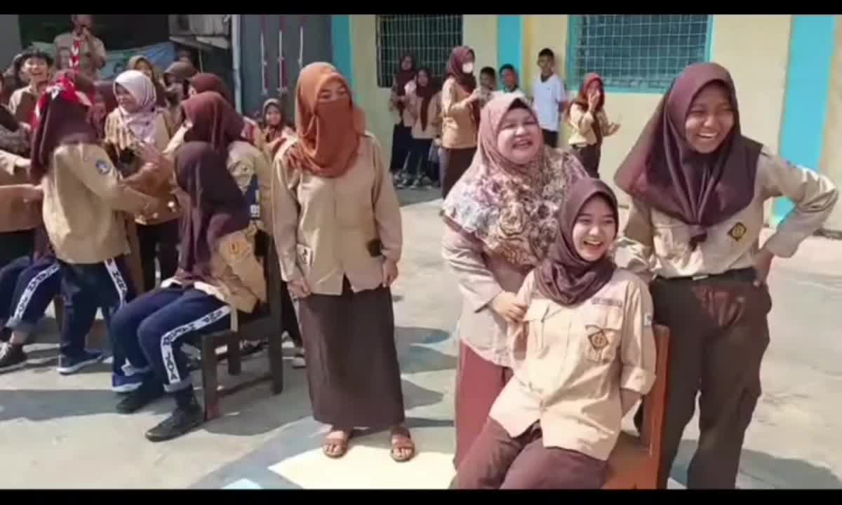 Lomba makan pisang 17 Agustus 2024