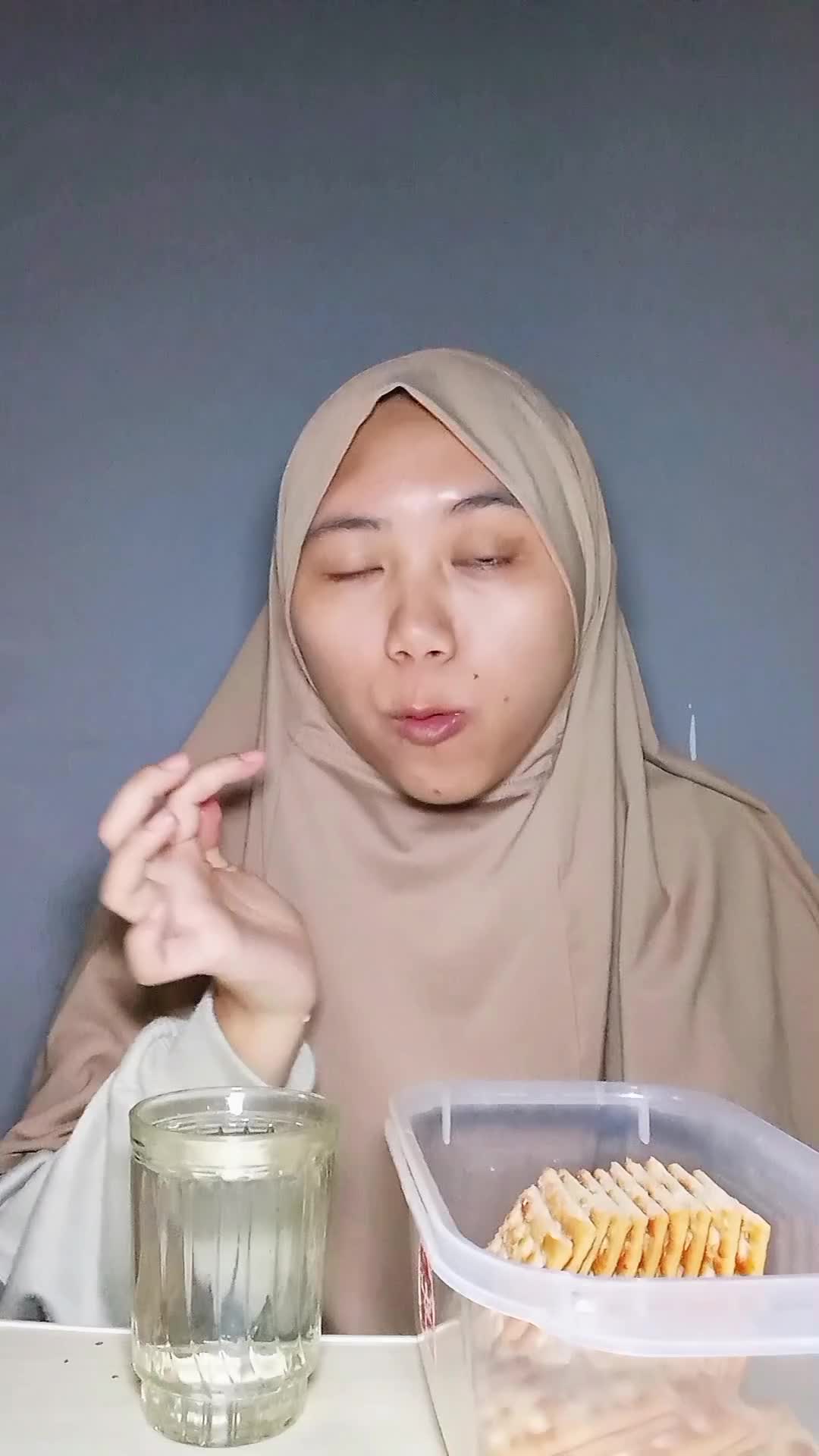 makan biskuit sejenak