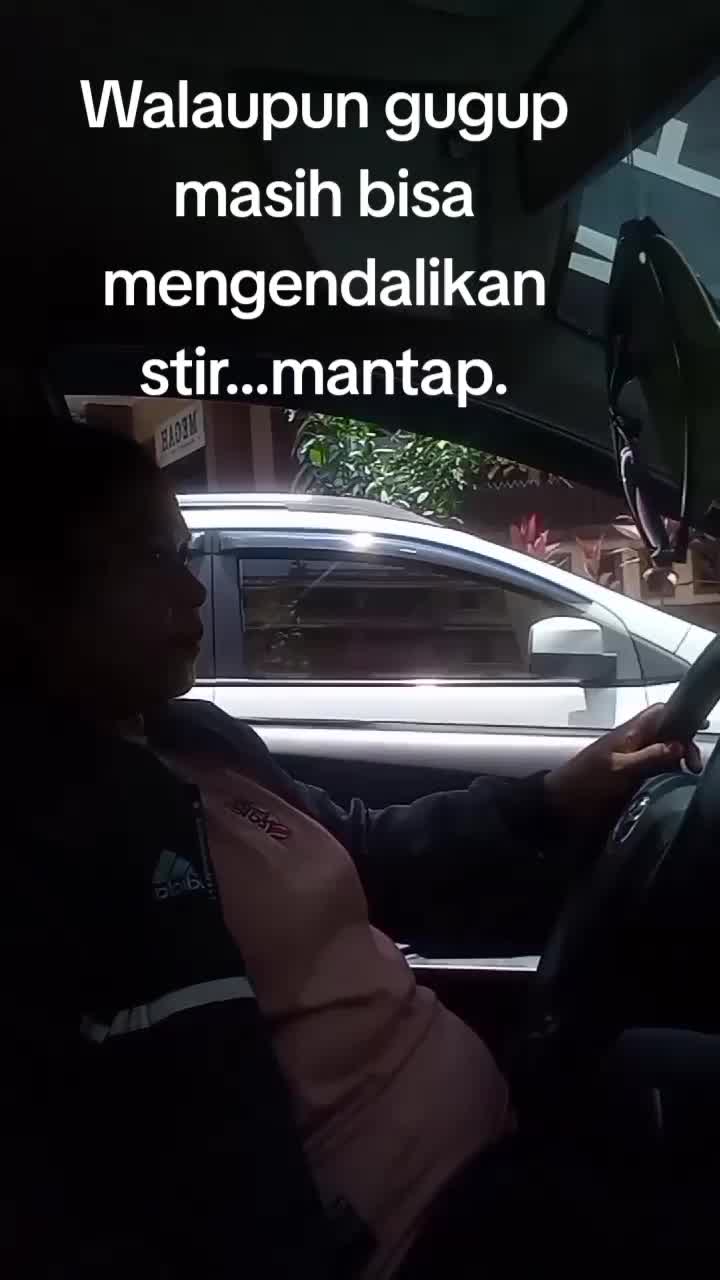 Ibu2x belajar mengemudi...sekalipun takut gas aja broooo