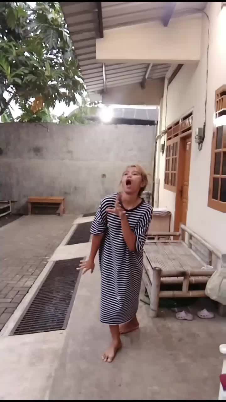 nyanyi dulu aaah. 