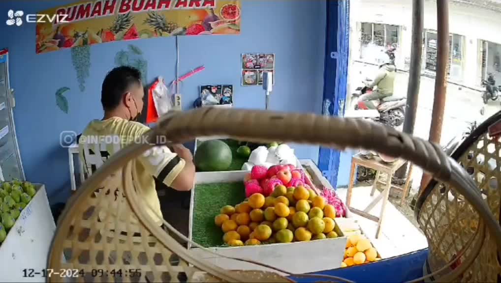 modus beli semangka malah mencuri handphone 