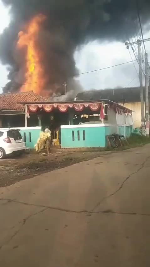 kebakaran di perkampungan daerah pasar kemis