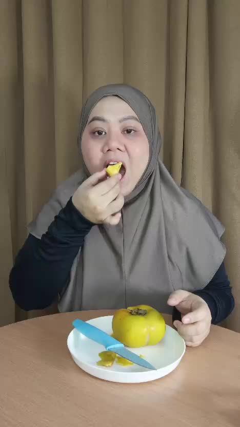 Oh gini rasa kesemek 🤣😁

 #mukbang#food#mukbangbuah 