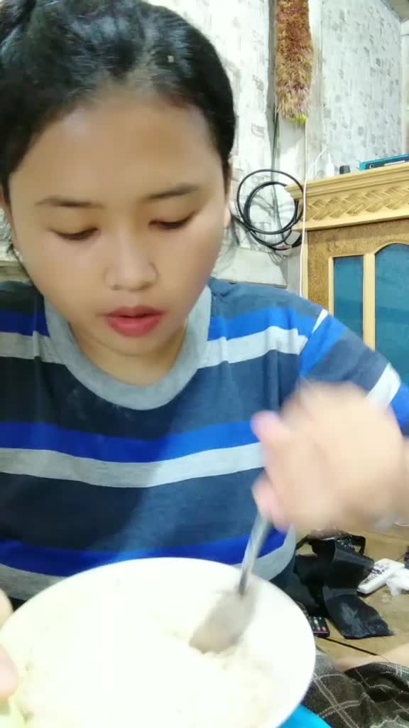 ingat ya kalo makanan jangan di tiup tiup 