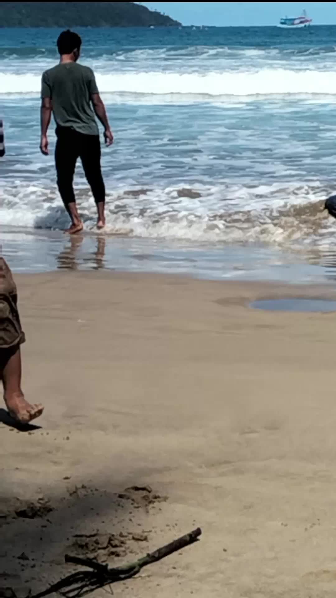 Keseruan Bermain air di pantai mustika #pantaimustika #pantai #bermain 