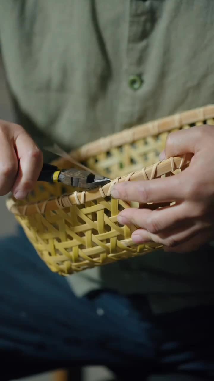 Dari Tunas Bambu Jadi Tas Modis