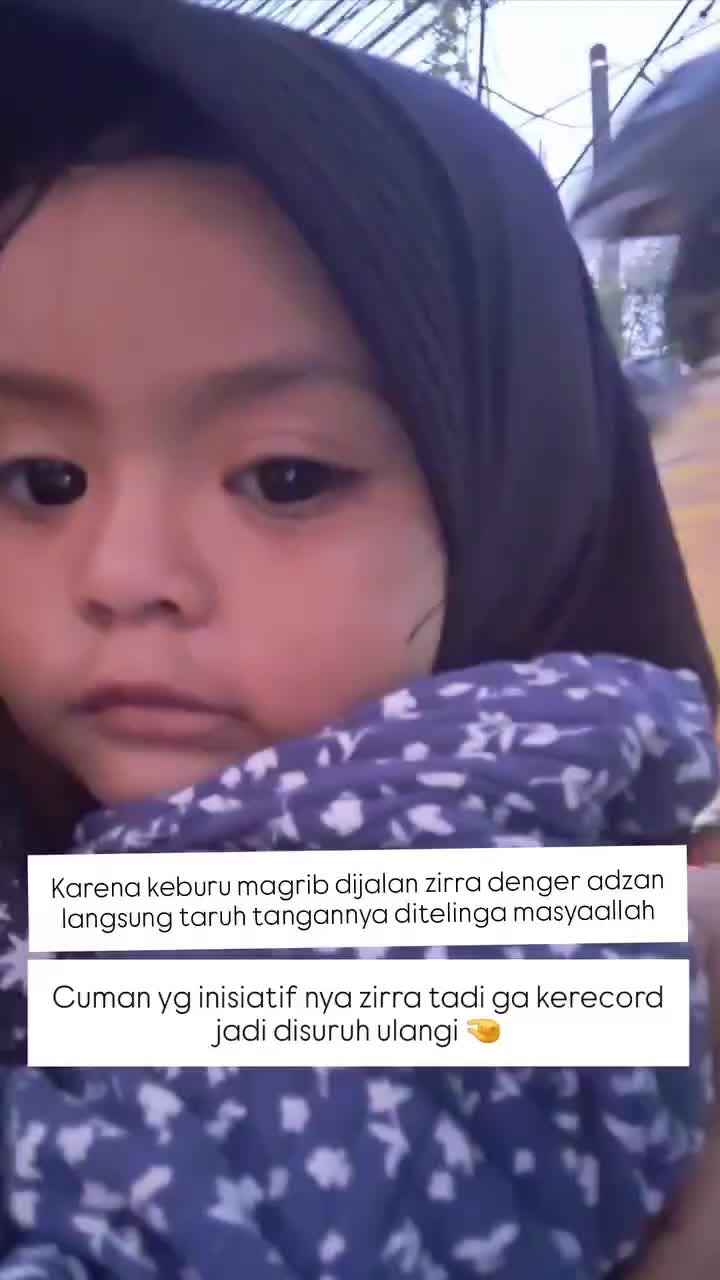 Masyaallah anak udh mengerti adzan..denger adzan langsung taruh tangannya dikuping sambil bilang "Allahuakbar" meskipun belum jelas tapi mas