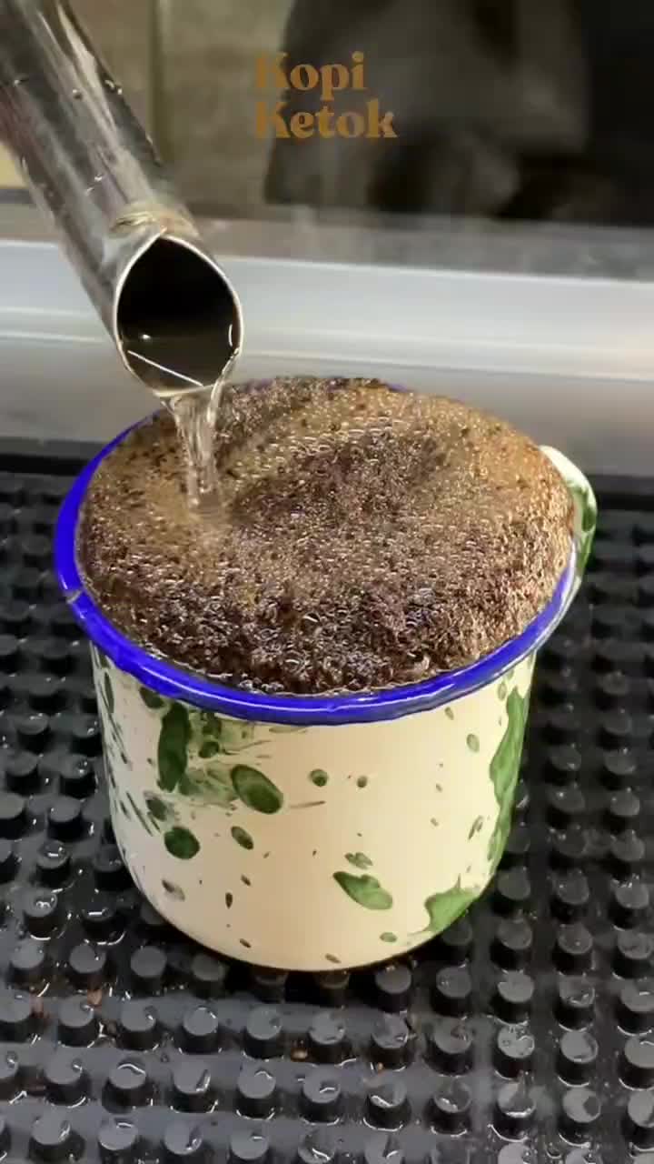 Kopi tak pernah menuntut untuk dimengerti. Ia hanya hadir, menetap, lalu memberi ruang untuk berpikir dan merasakan

🎥 kopi ketok

#food #fo