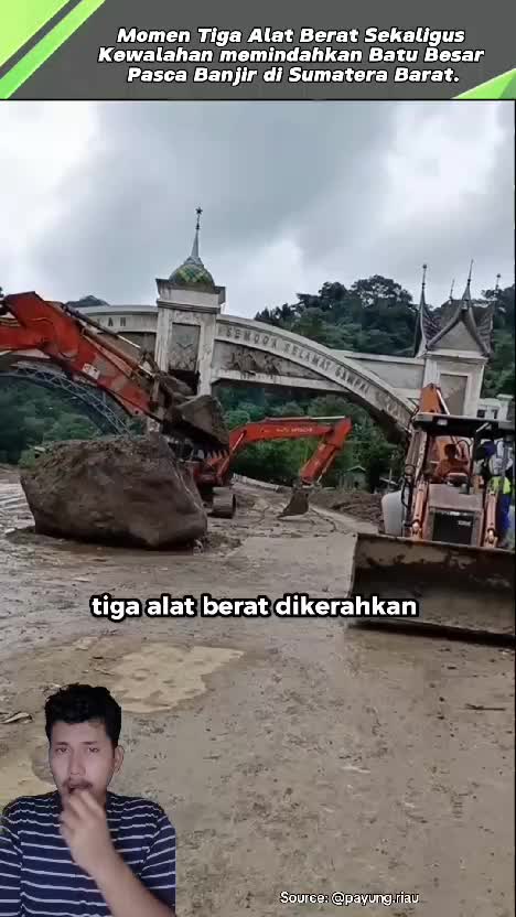 Momen Tiga Alat Berat Sekaligus Kewalahan memindahkan Batu Besar Pasca Banjir di Sumatera Barat. #videoviral  #faktaviral  #videoedukasi  #R