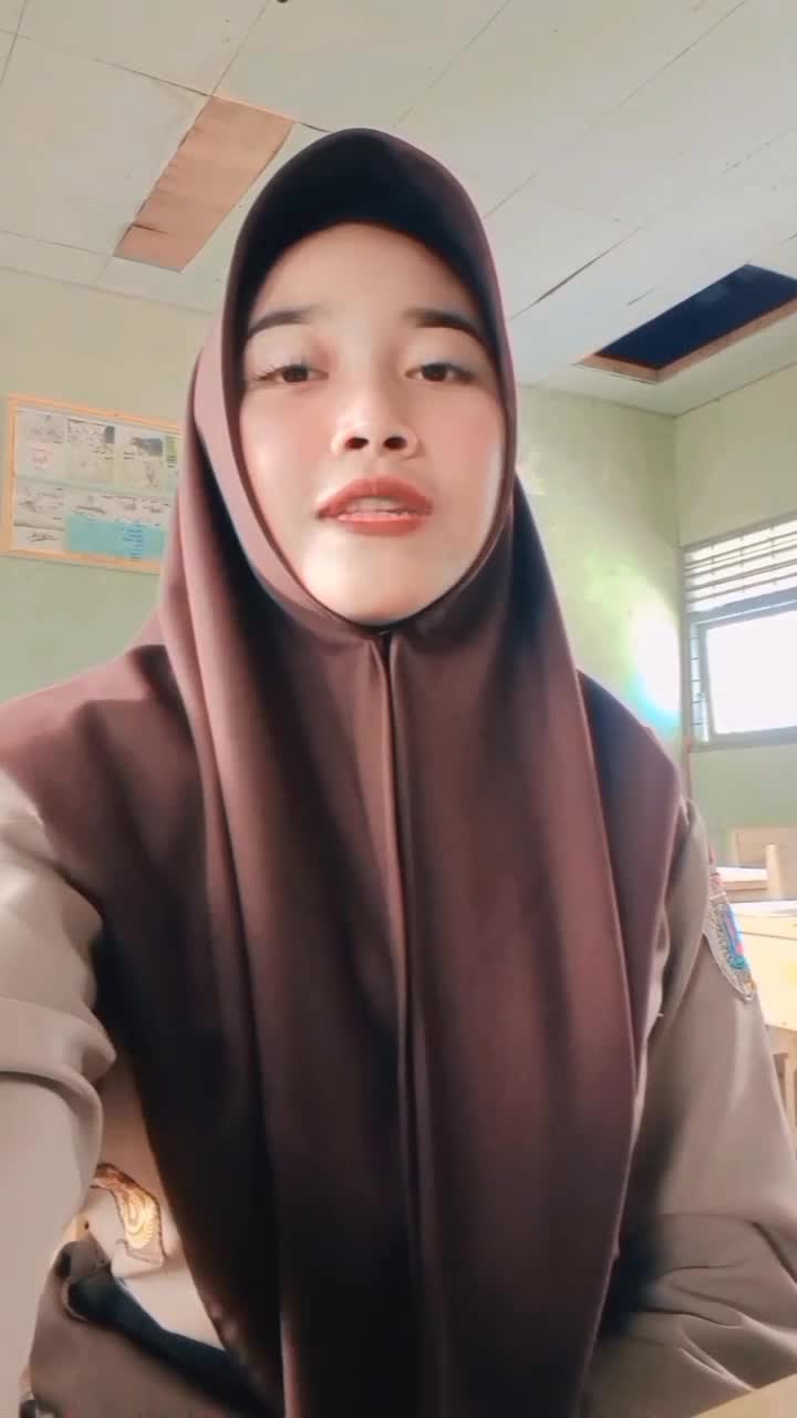 nama:Riska Febryanti asalkota:Amuntai, Kalimantan selatan umur:17 tahun hobi:menyanyi... semoga ada rezekinya menjadi bintang kdi2024