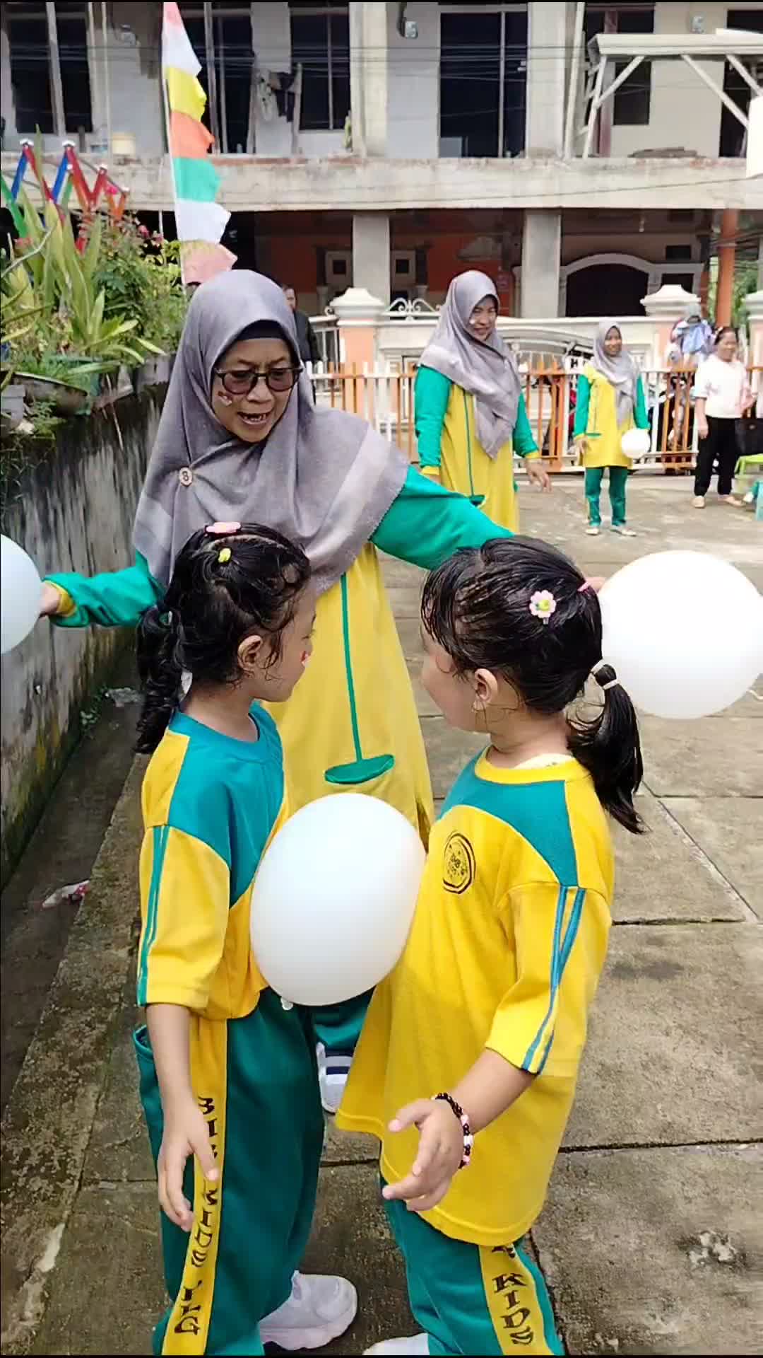 joged balon, yg heboh emak dan gurunya #joinlomba 
