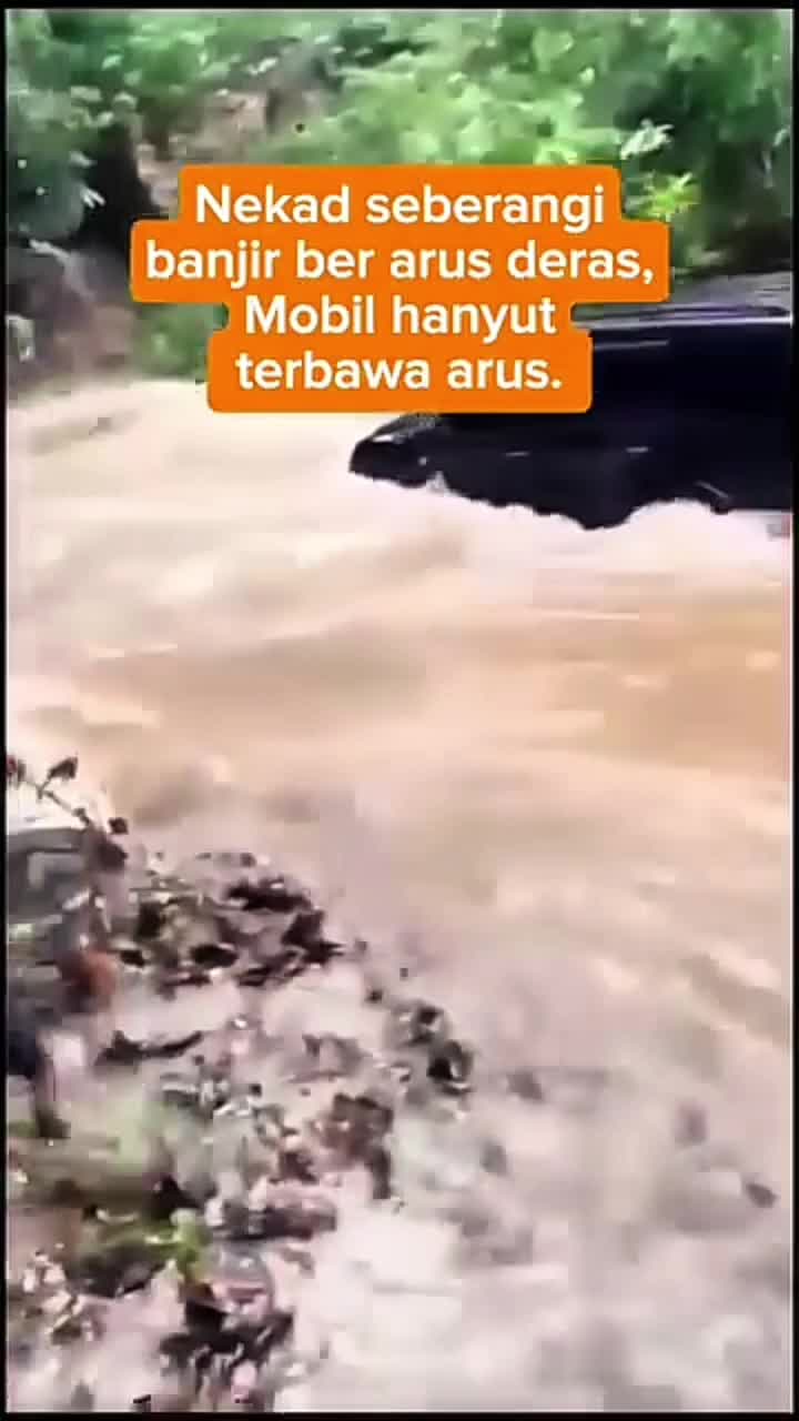 Mungkin gak liat kalo ada air 😅 #fyp #banjir #hujan #trending
