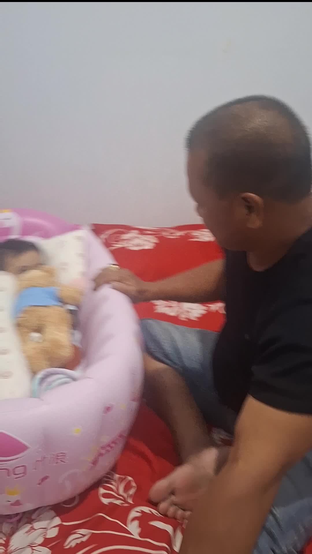 Ketika anak susah tidur..
segala upaya dilakukan 😂😂


#baby #kolamrenang #fyp #viral #video #reel 