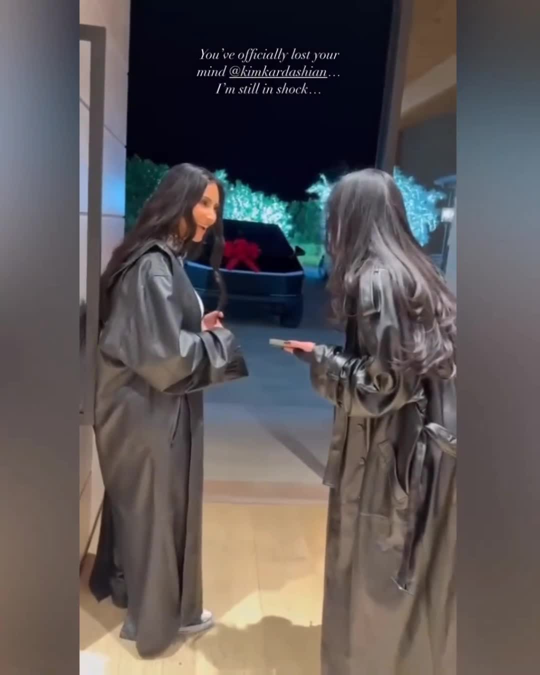 Momen kebahagaian temen baiknya @kimkardashian ketika diberi hadiah ulang tahun sebuah mobil cybertruck. Terlihat di dalam video temen dari 