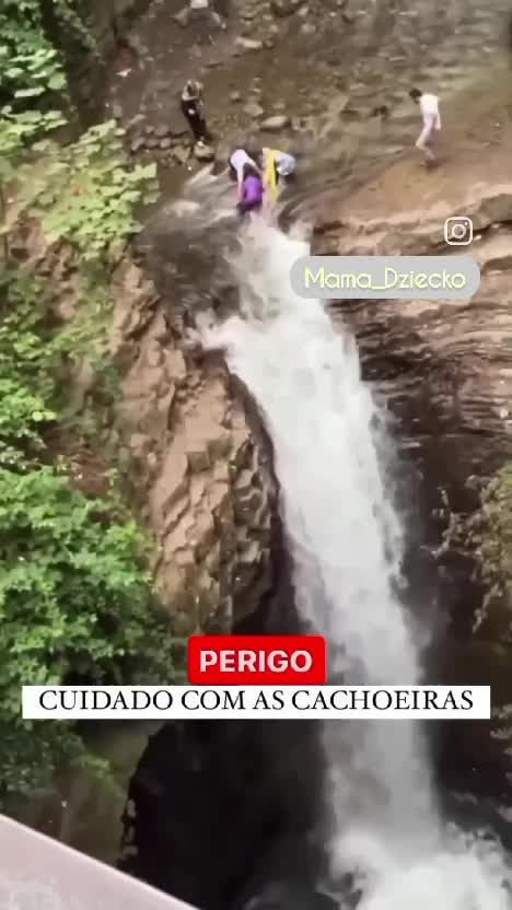 hampir terbawa arus pada saat mandi di air terjun