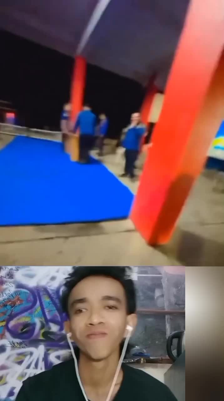 sejumlah wanita ini
membawa temannya 
merayakan ulang tahun 
bareng DAMKAR #reactiont #duett 