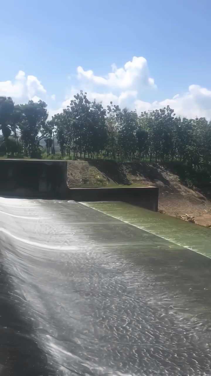 pemandangan sambong sungai yang mengalir indah