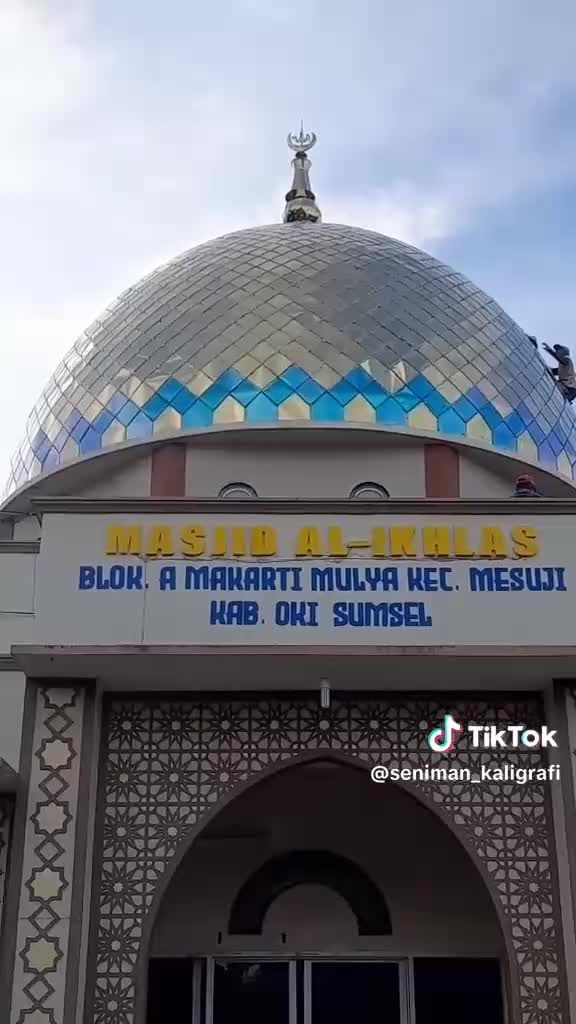 pemasangan kubah bahan stenlis gold miror kamu ud. berkah jaya kubah kaligrafi 085384840573