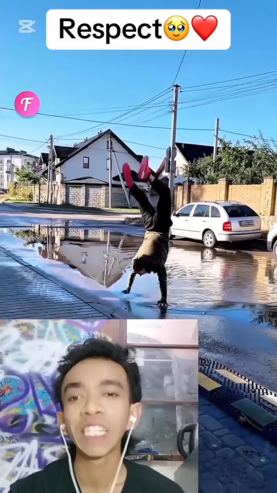 respect♥️ pria ini keluar dari mobil berjalan menggunakan tangan untuk menghindari genangan air ✨#reactiont #duett #respect 
