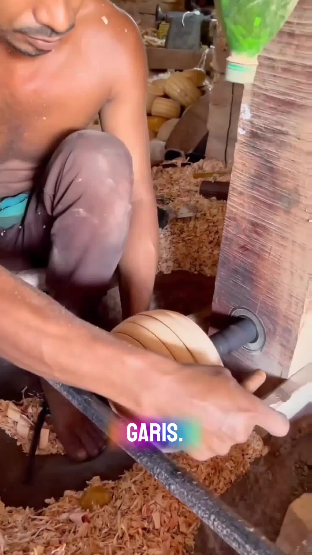 Hanya dari potongan batang pohon..
jadilah mangkok kayu yang cantik, estetik dan ramah lingkungan 