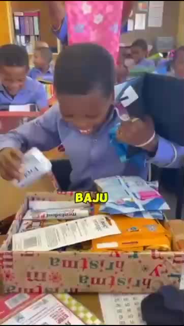 Anak ini berasal dari Afrika Selatan yg begitu tampak gembira saat ia membuka kado di hari natal


#fyp #short #rigelagency #OriginalSong #H