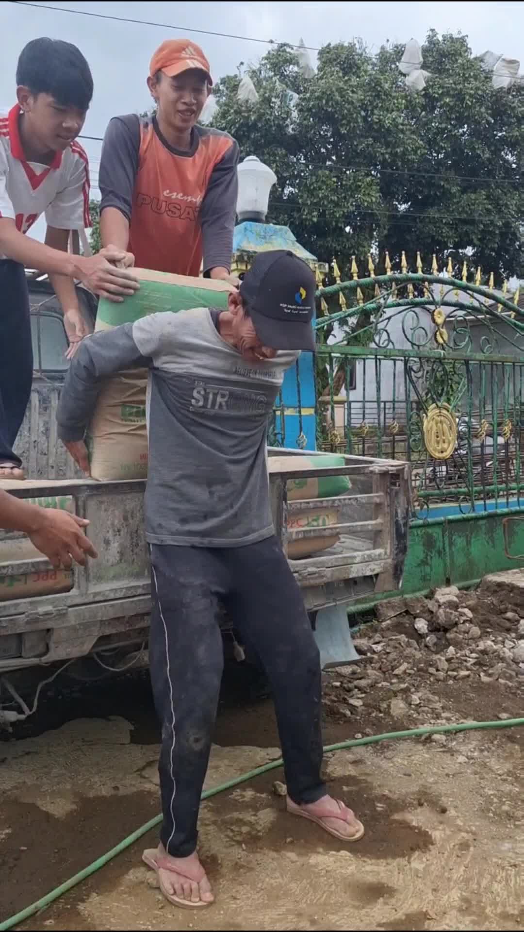 siagus sibuk sendir
#siagus #lucu #videolucu #funnyvideo 