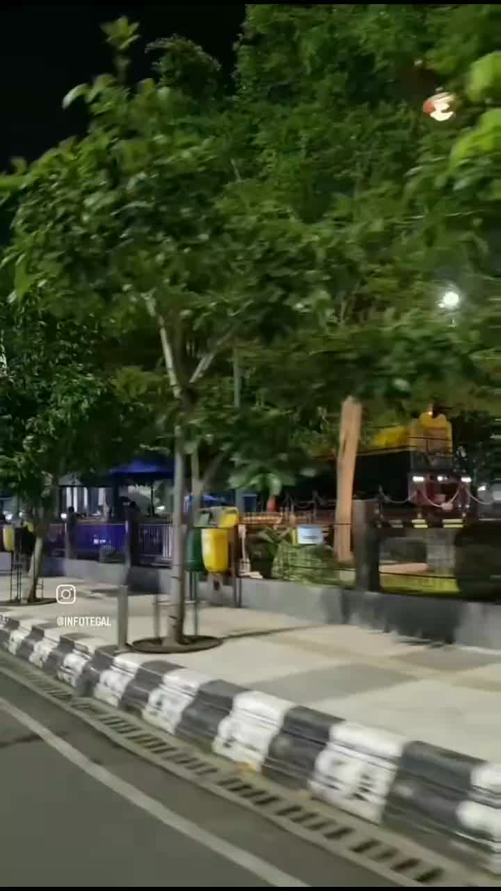 pemandangan alun2 tegak di malam hari.. 