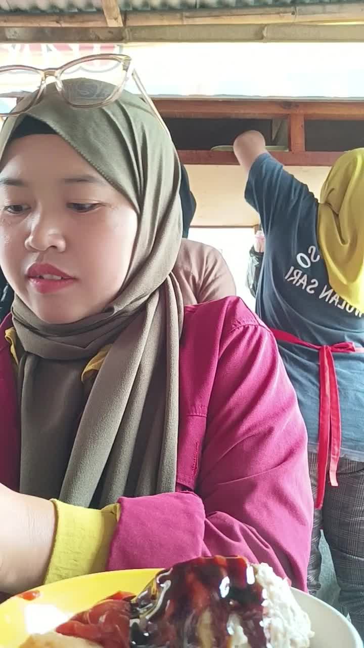lagi asik bikin video eh malah jatuh handphone nya
 #short  #lucu  #RCTIPlus 