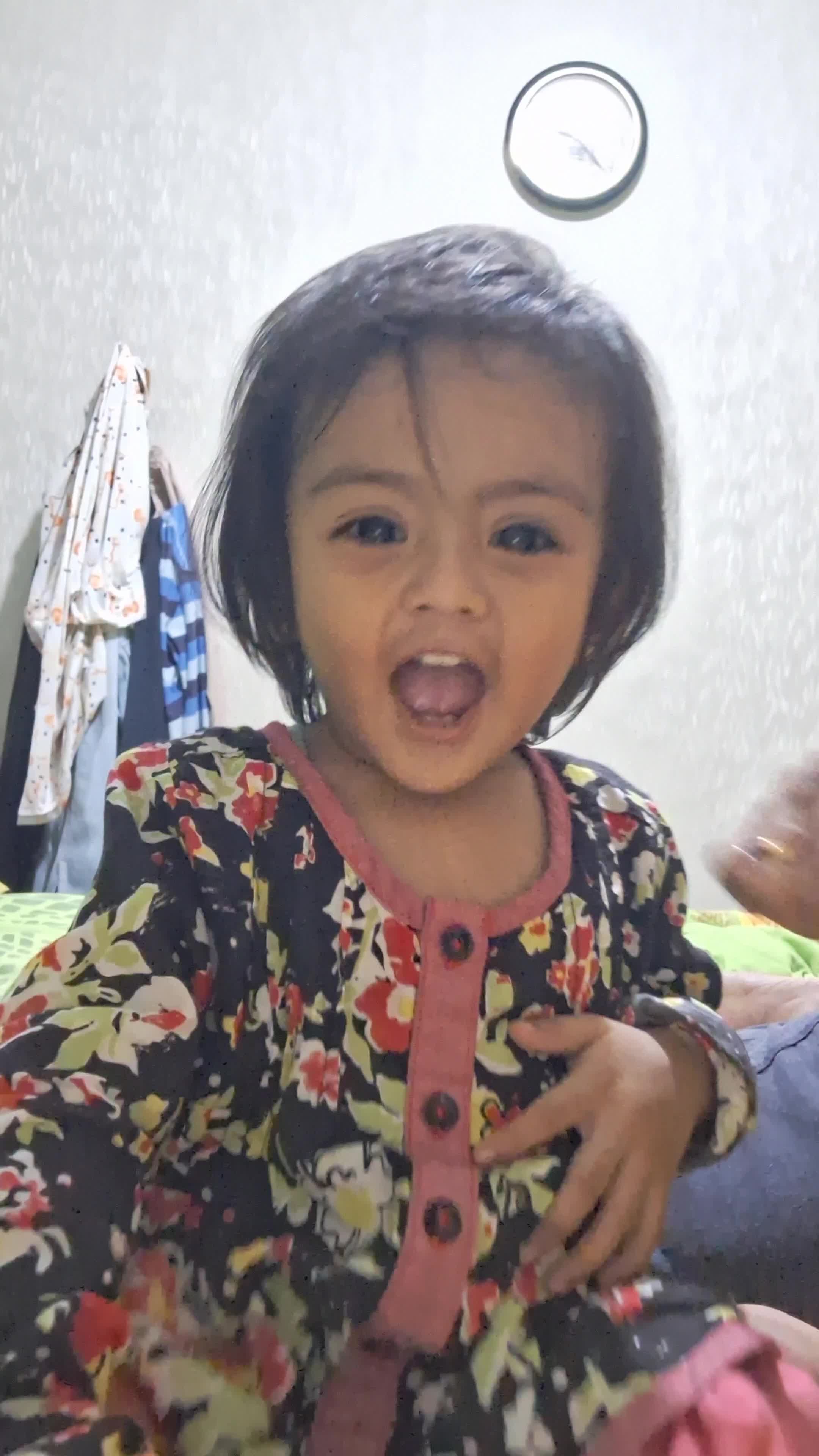 ternyata seseneng itu yah ngajarin anak bahasa atau gerakan2 yang baru untuk dia 🥰


#baby #toodler #toddlermom #toddleractivity #toddlerlif