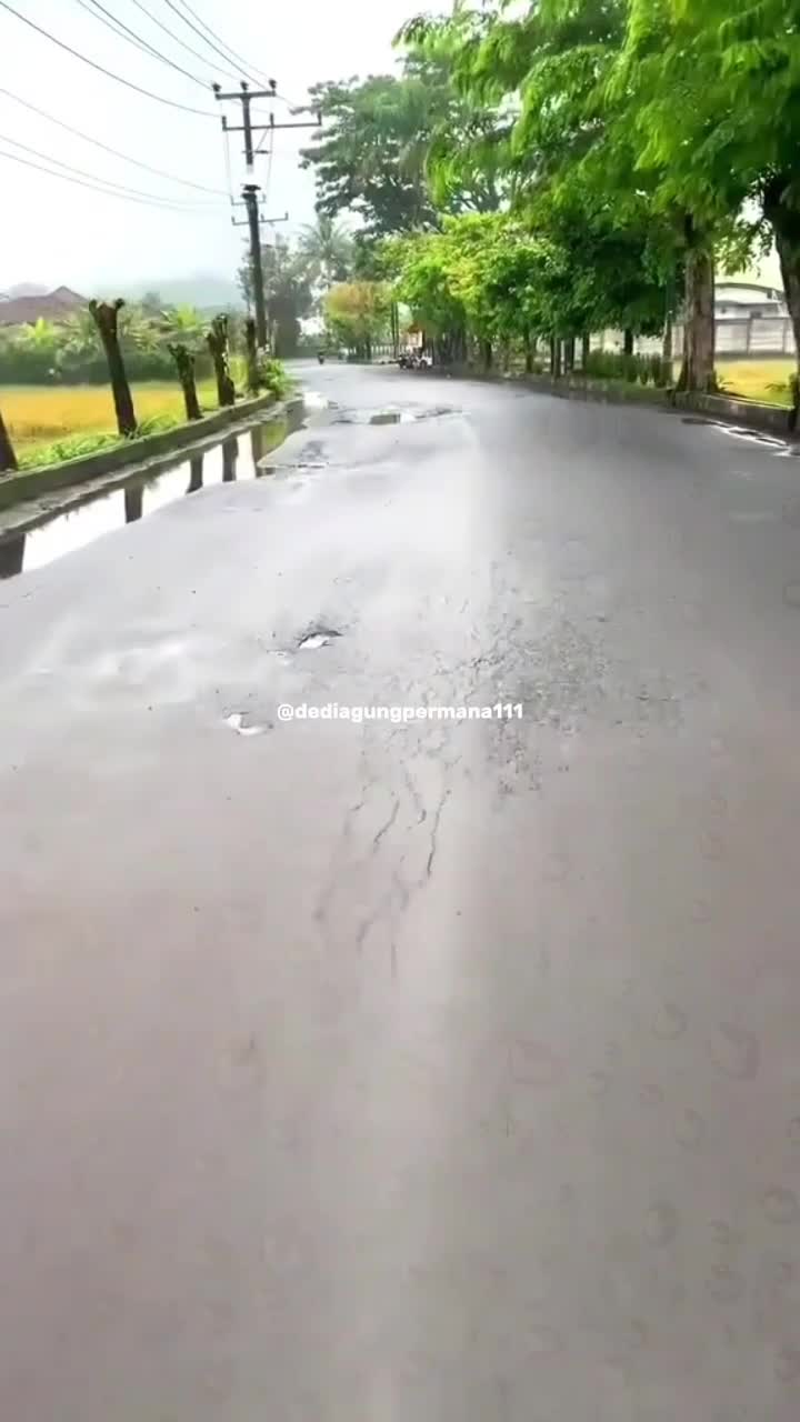 AWAS JALAN LUBANG DALAM !!
 #Seputar iNews Siang 
 #News  #hot  #gaklucutabianeeh 