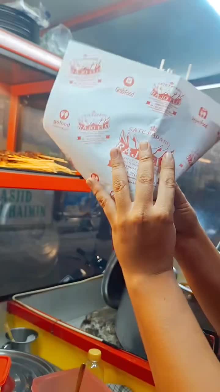 Cobain guys merapat ke warakas tanjung periok! Ada Sate Padang RAJO ELO yang bumbunya medok dan pedasnya nampol, dijamin bikin lidah bergoya