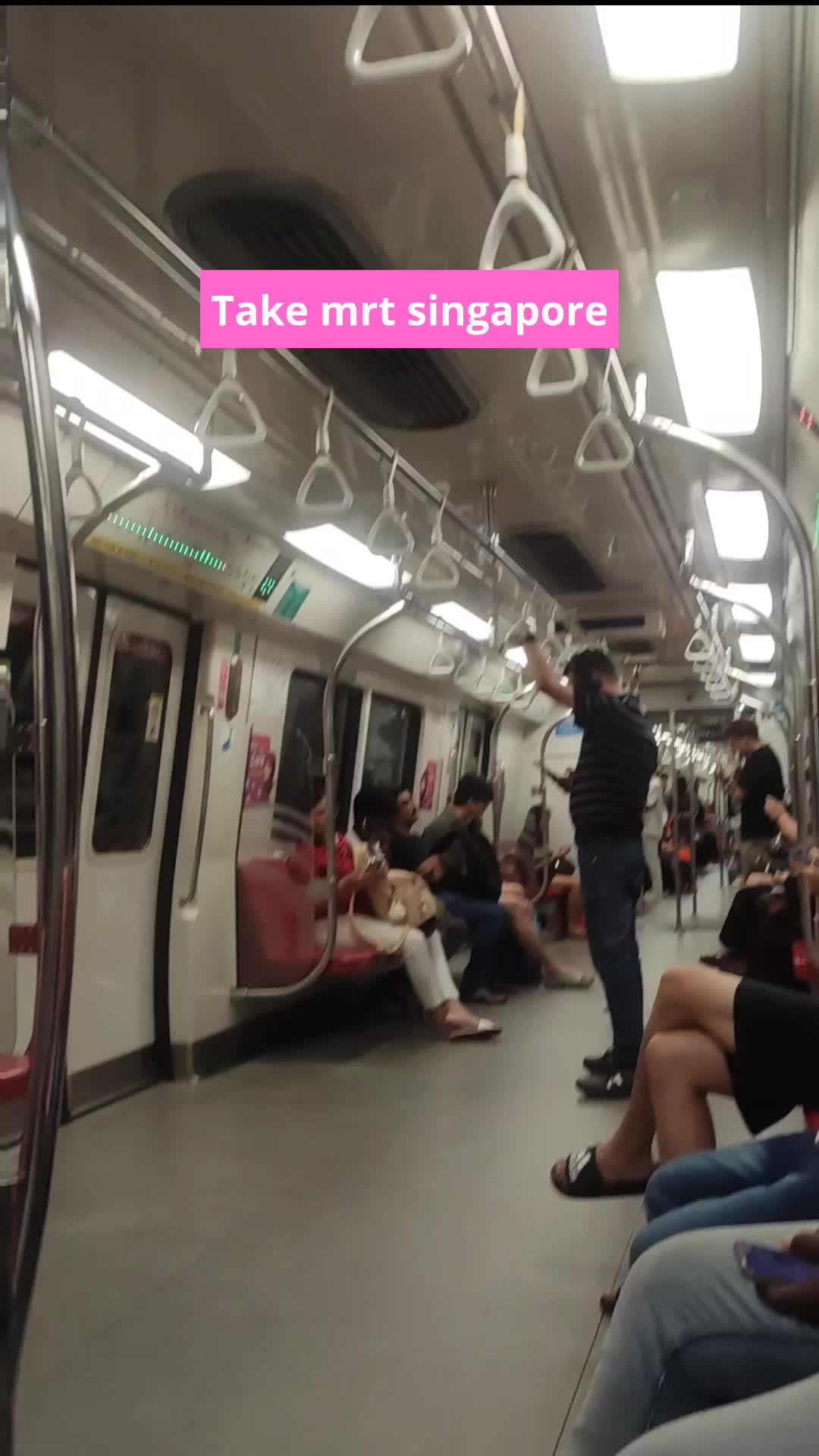 saat liburan disingapore🇸🇬
 #naik mrt #semuaorang 