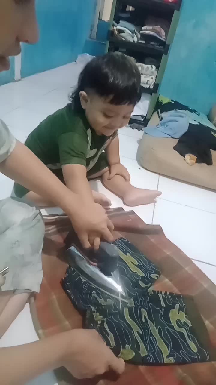 masyaallah tabarakallah anak kecil belajar strika baju 😍 allahumabaarik 