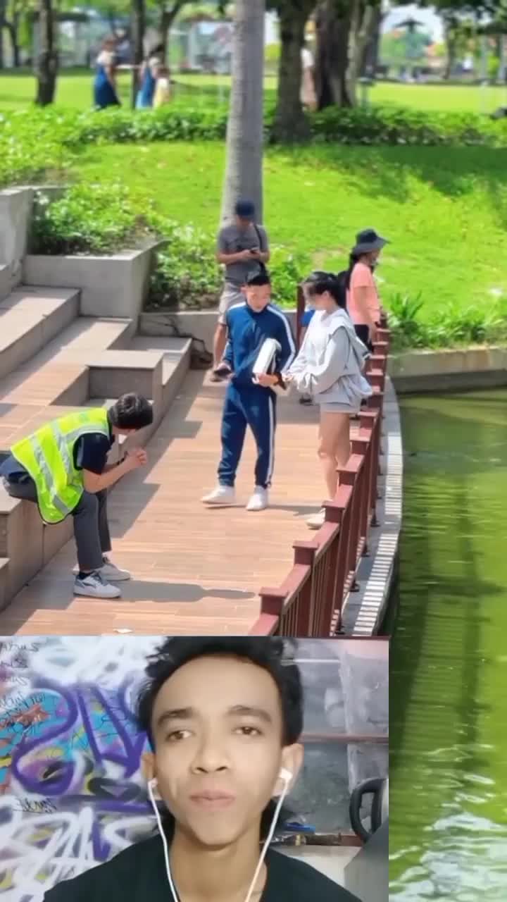 Respect banget 
terlihat seorang wanita 
mengembalikan uang seorang 
pria yang terjatuh#reactiont #duett 