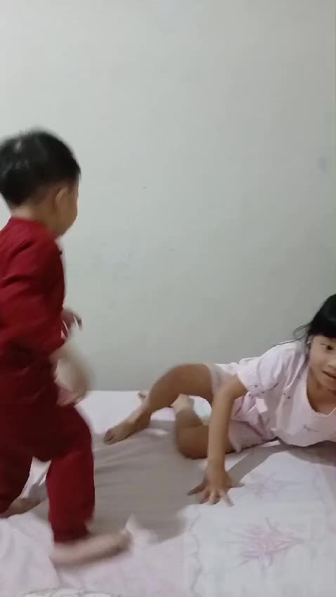 Bebe lompat lompat sama cece yenyen