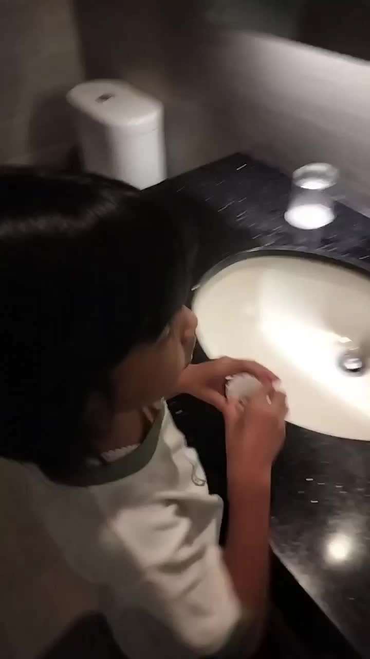 anaku sedang makan malam