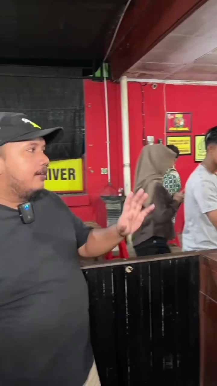 Kasir aja cantik dan ramah loh, kamu nggak akan nyesel kalau ketemu dia